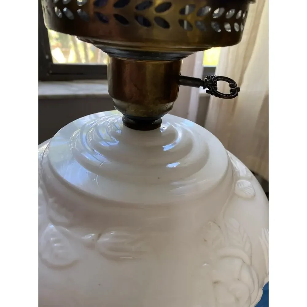 vintage Gone With the Wind (GWTW) parlor lamp,hand-painted floral on milk glass.